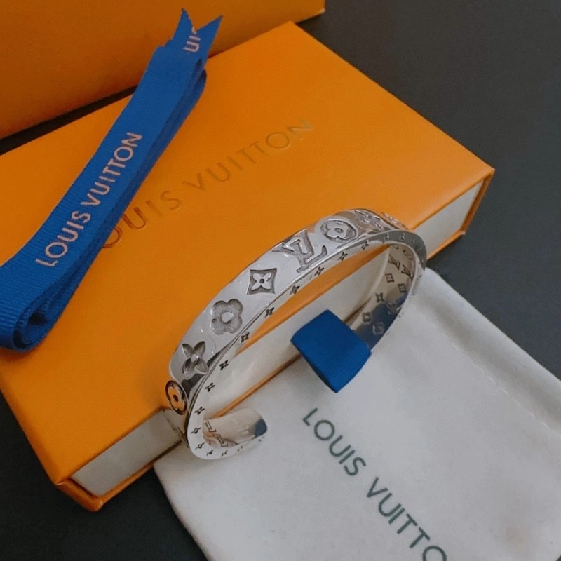 UrbanChic Louis Vuitton Brooches 248201