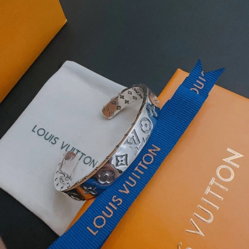UrbanChic Louis Vuitton Brooches 248201