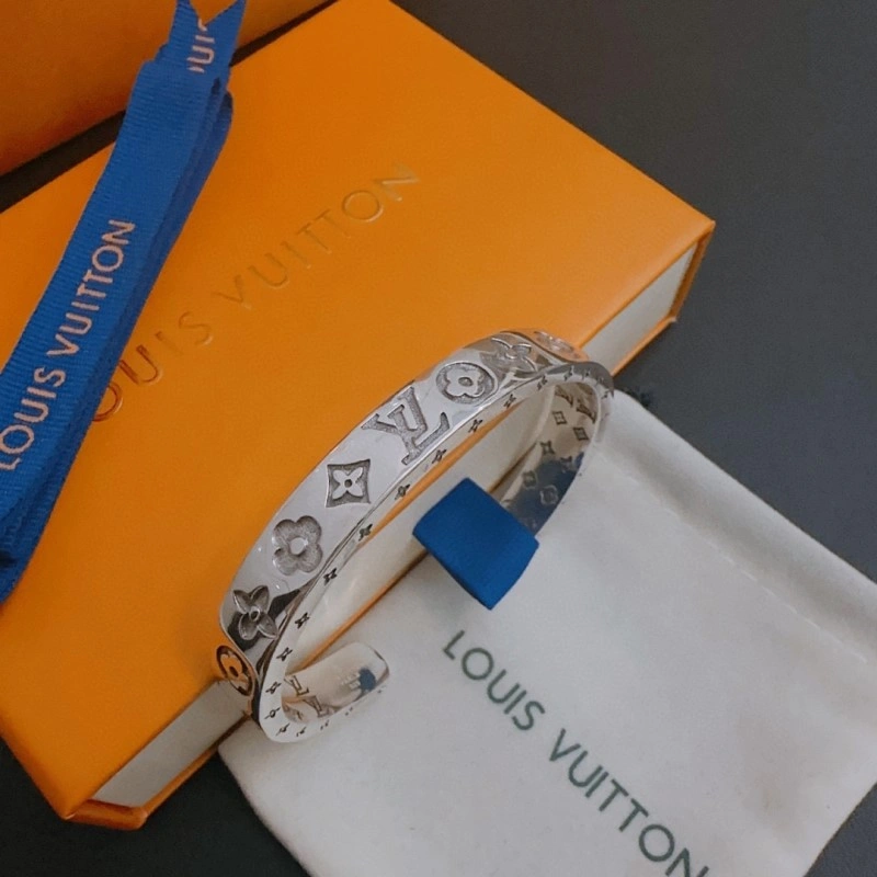 UrbanChic Louis Vuitton Brooches 248201