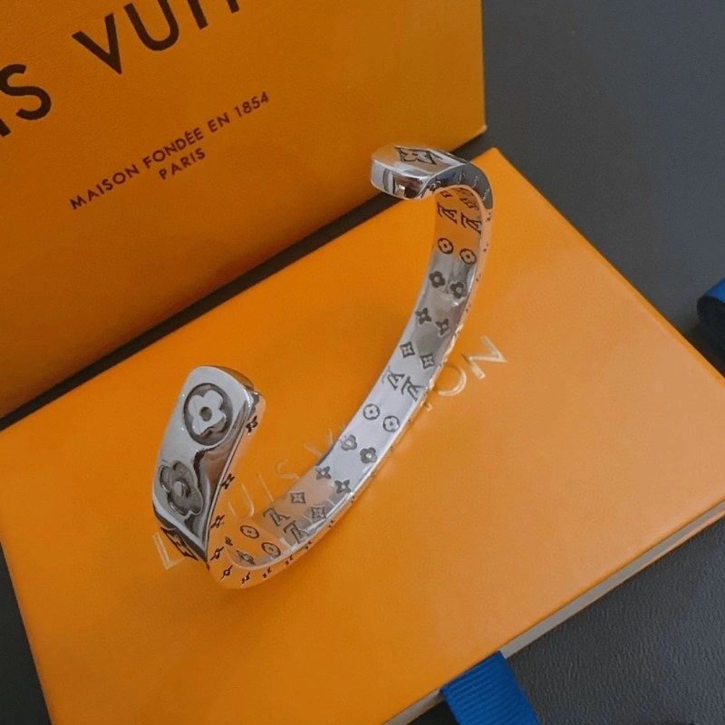 UrbanChic Louis Vuitton Brooches 248201