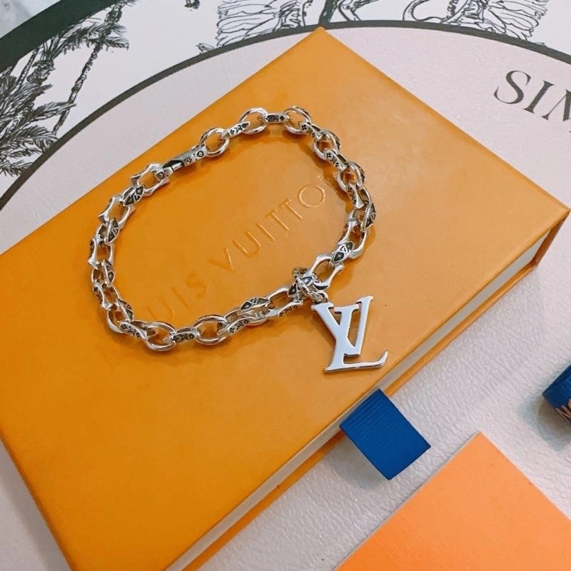 WellDesigned Louis Vuitton Brooches 248170