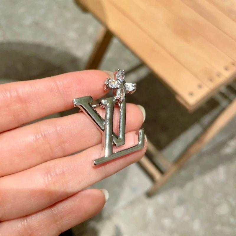 Supportive Louis Vuitton Brooches 248157