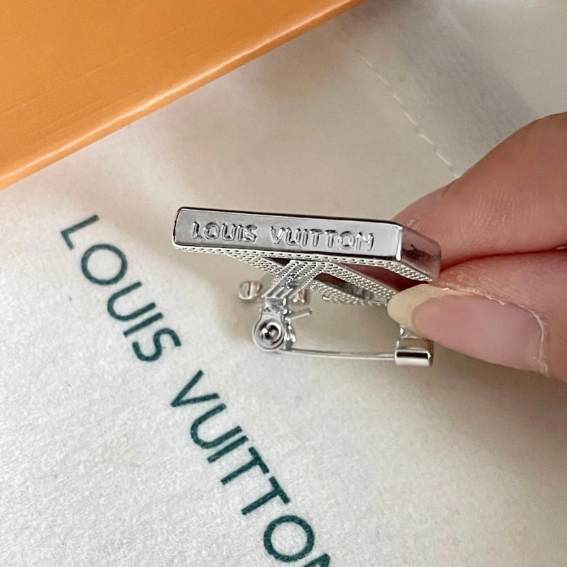 Supportive Louis Vuitton Brooches 248157