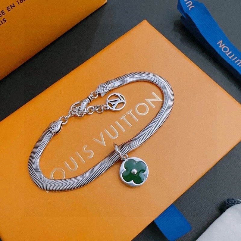 Tailored Louis Vuitton Brooches 248160