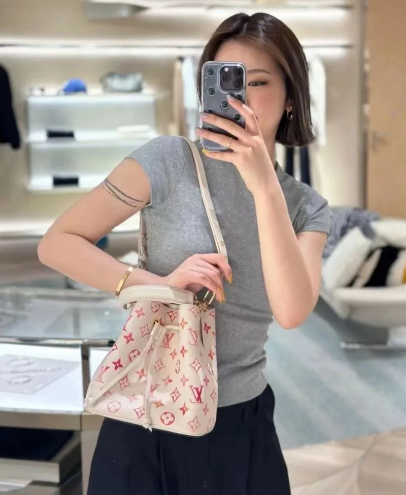 Trendsetting Louis Vuitton Bucket Bags 41417