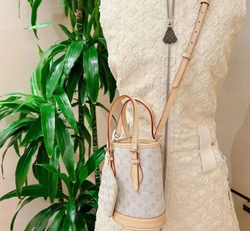 Compact Louis Vuitton Bucket Bags 41415