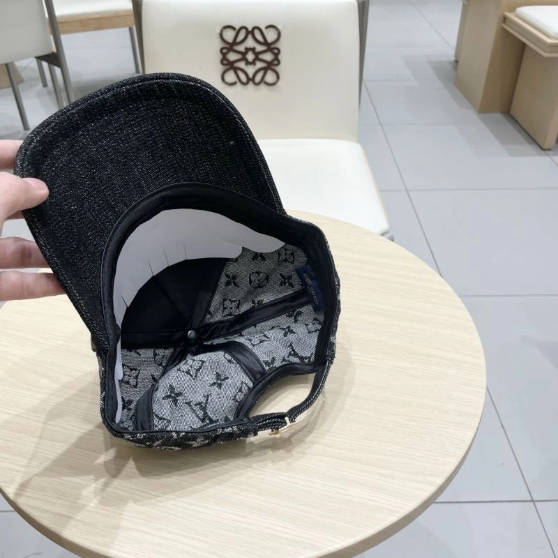 Louis Vuitton Caps Refined 261863