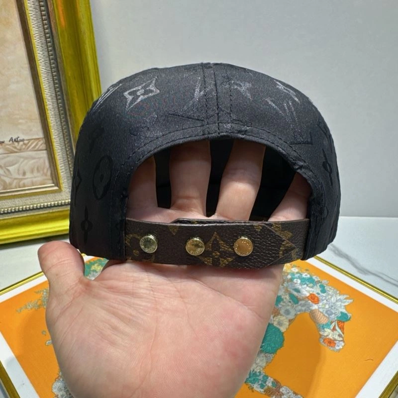 Compact Louis Vuitton Caps 261746