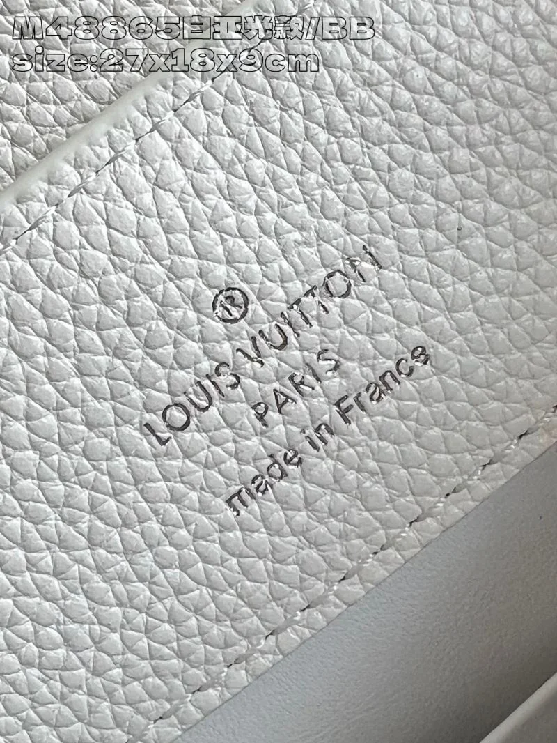 Sleek Louis Vuitton Capucines BB Bags 41394