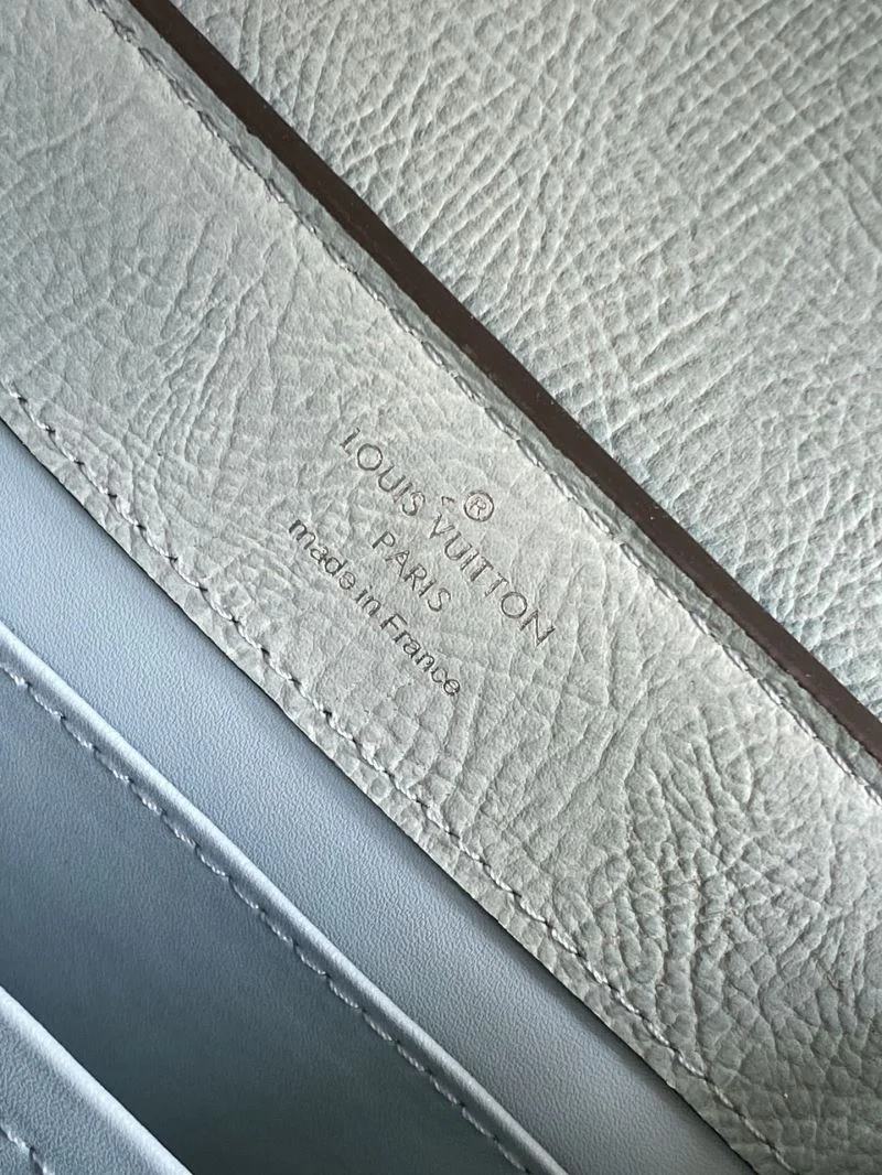 Compact Louis Vuitton Capucines BB Bags 41337