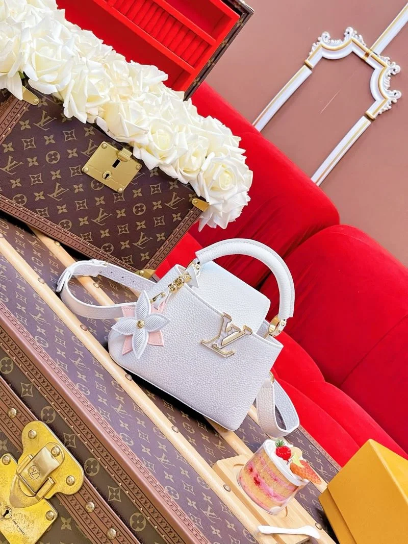 Minimalist Louis Vuitton Capucines BB Bags 40766