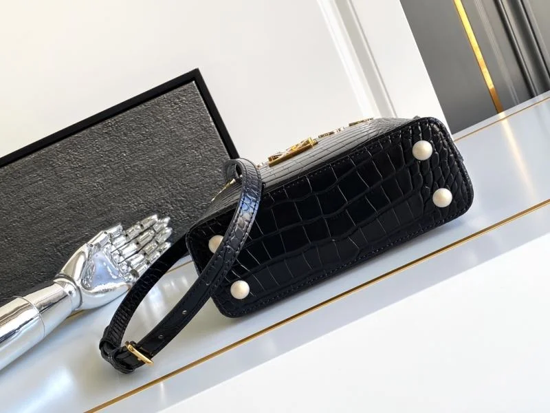 ZipUp Louis Vuitton Capucines BB Bags 40678