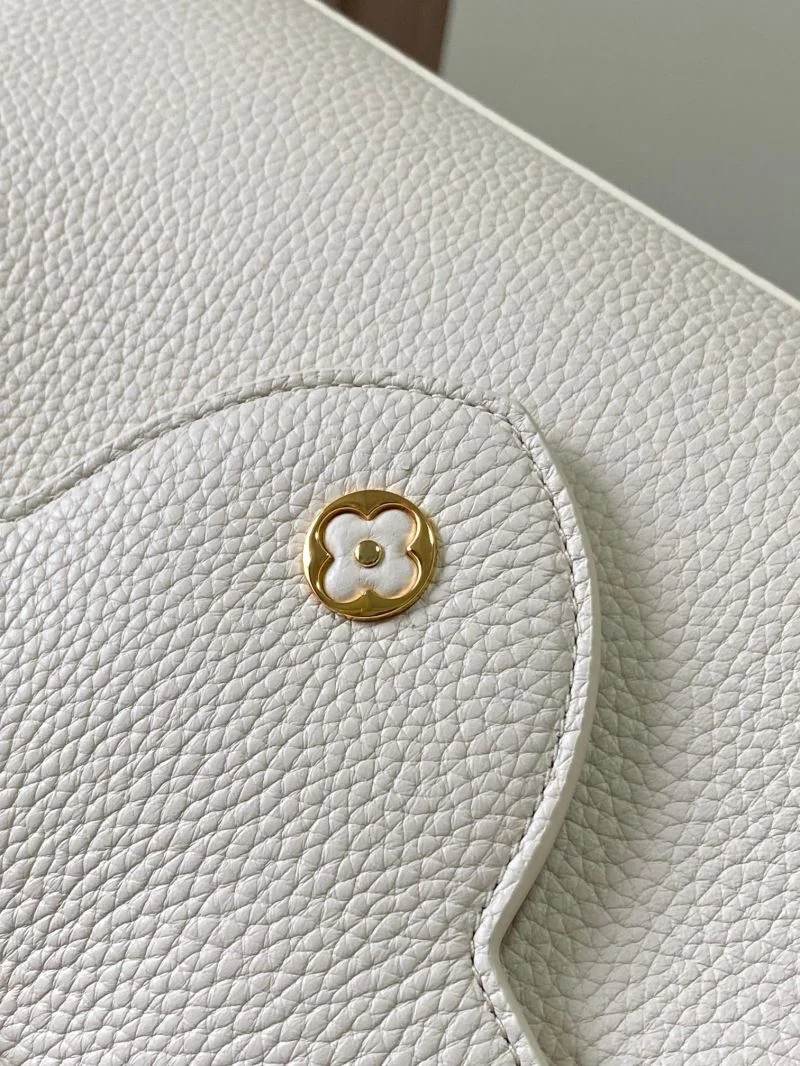 Compact Louis Vuitton Capucines BB Bags 40010