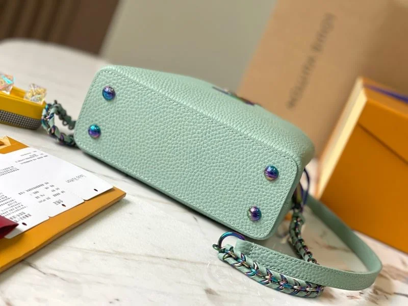 Unisex Louis Vuitton Capucines BB Bags 39790