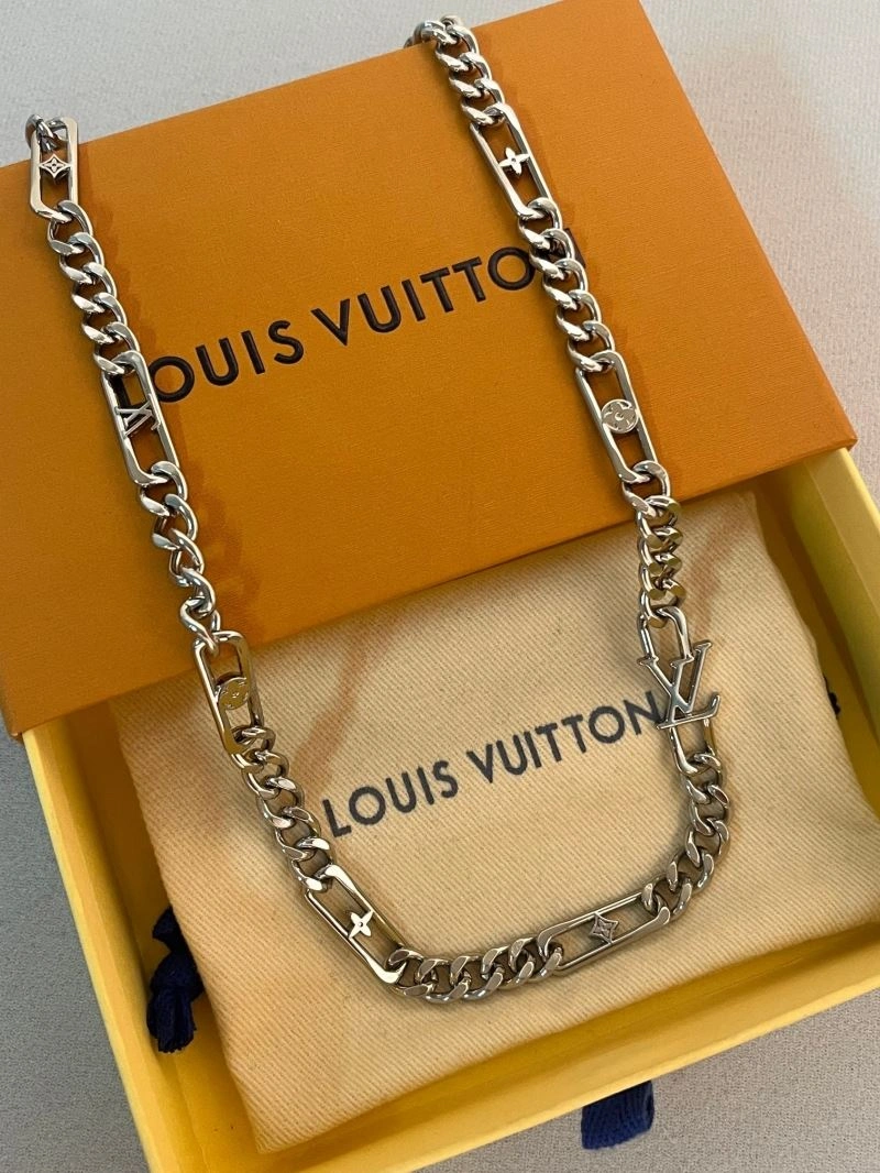 Minimalist Louis Vuitton Chains 262718
