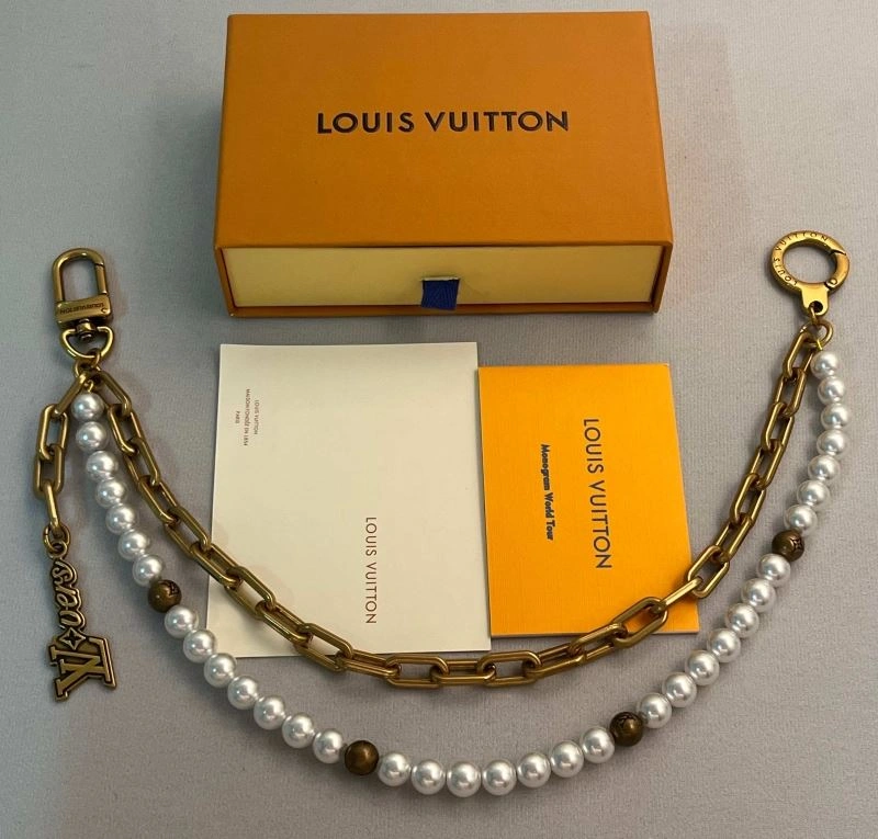 Sleek Louis Vuitton Chains 262714
