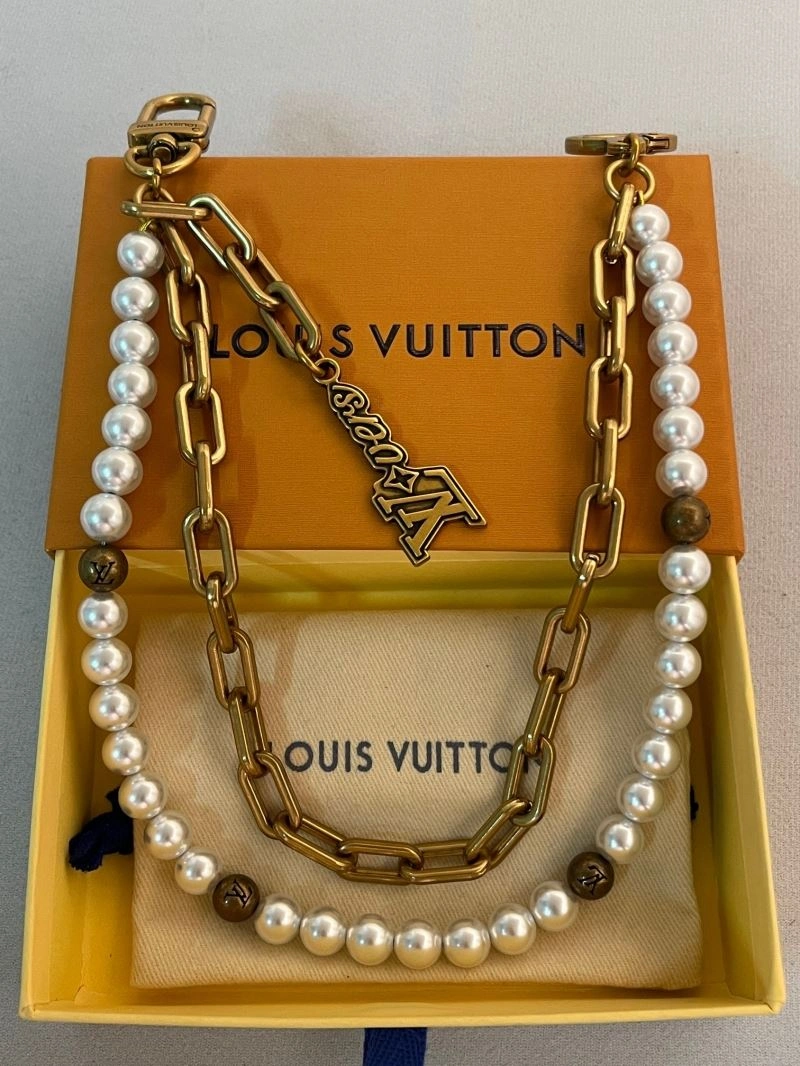 Sleek Louis Vuitton Chains 262714