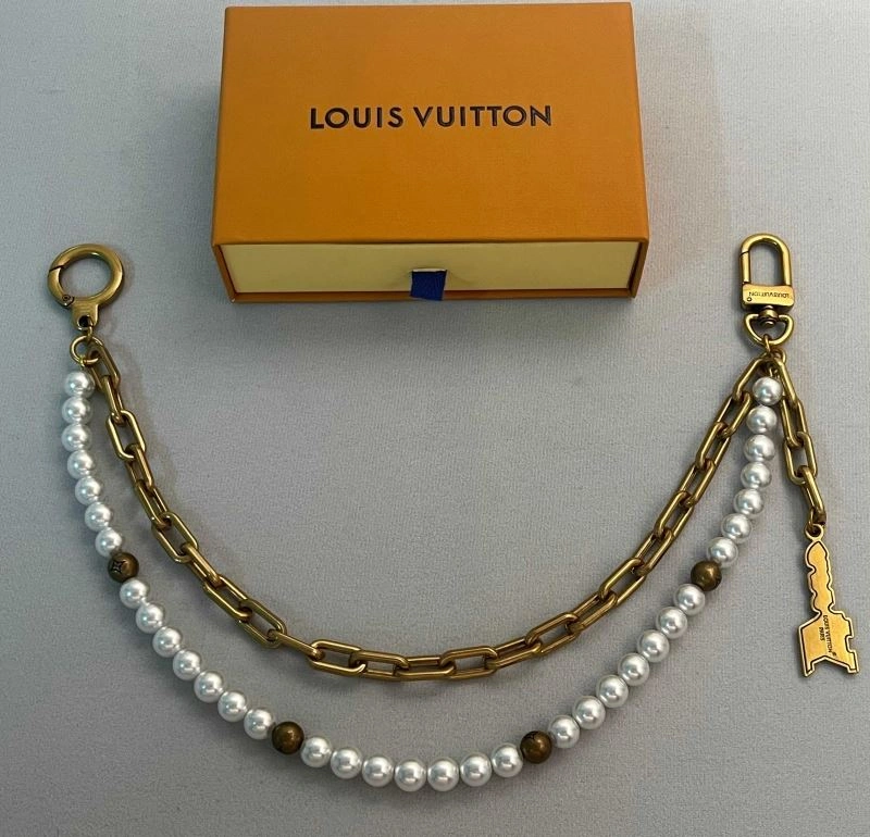 Sleek Louis Vuitton Chains 262714