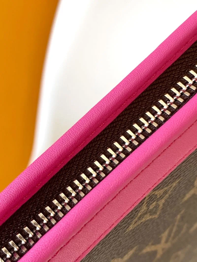 Louis Vuitton Clutch Bags Comfortable 43339