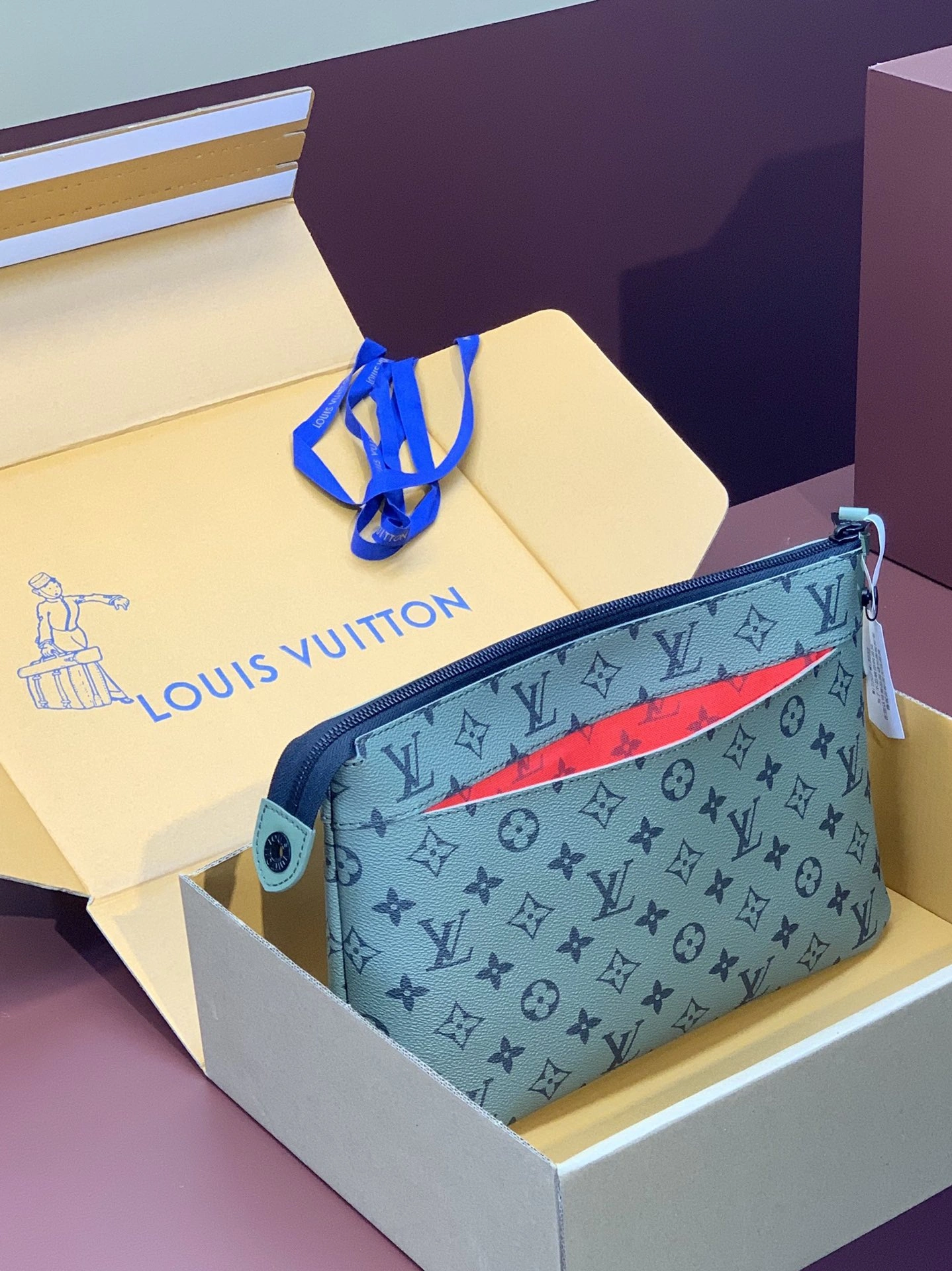 Sustainable Louis Vuitton Clutch Bags 56386