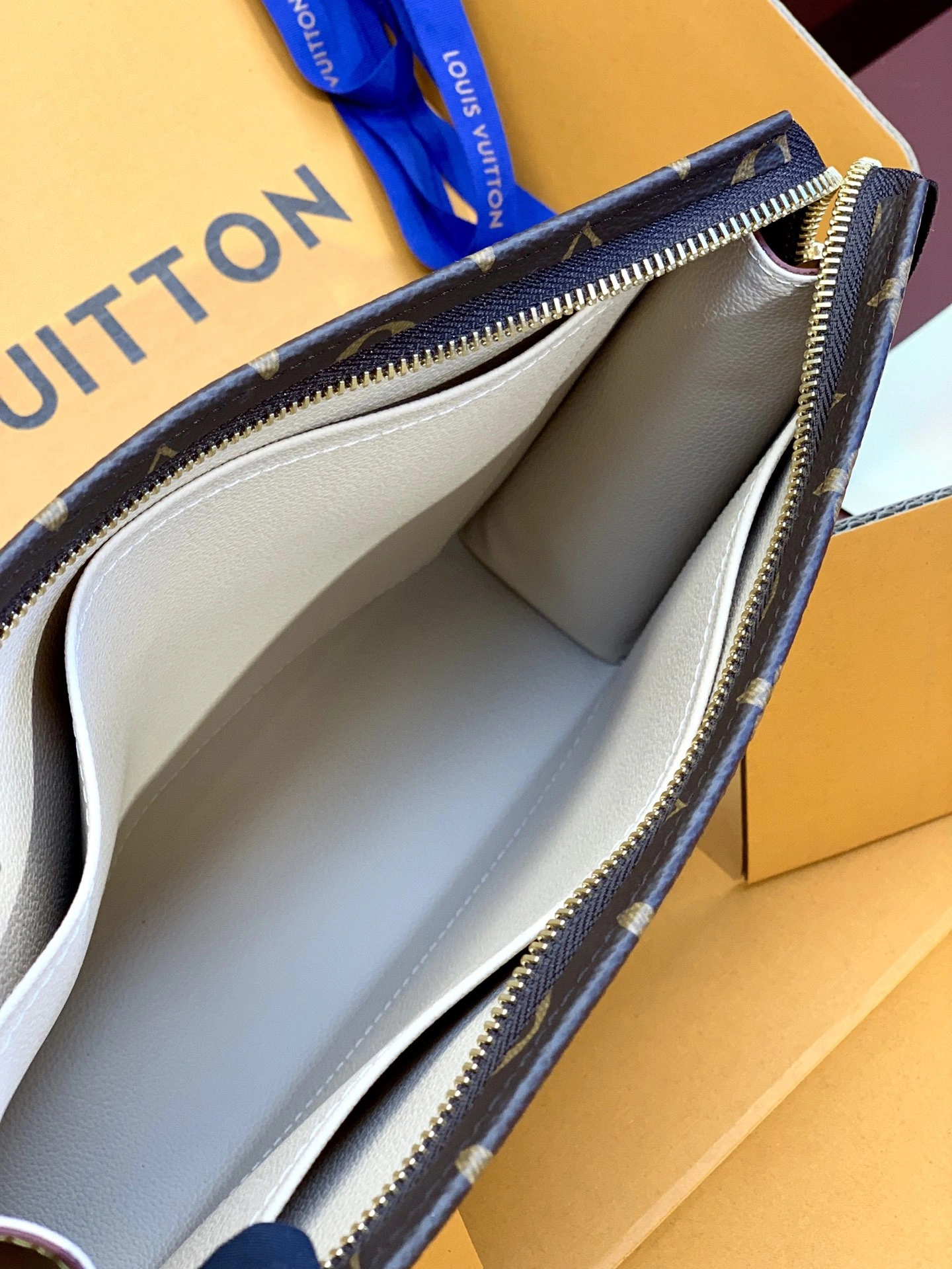 WrinkleFree Louis Vuitton Clutch Bags 56336