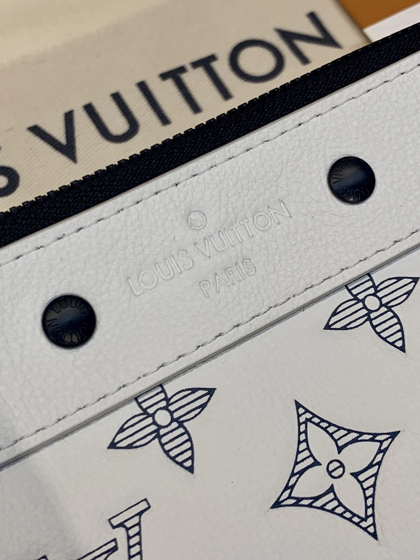 SmoothTexture Louis Vuitton Clutch Bags 56346