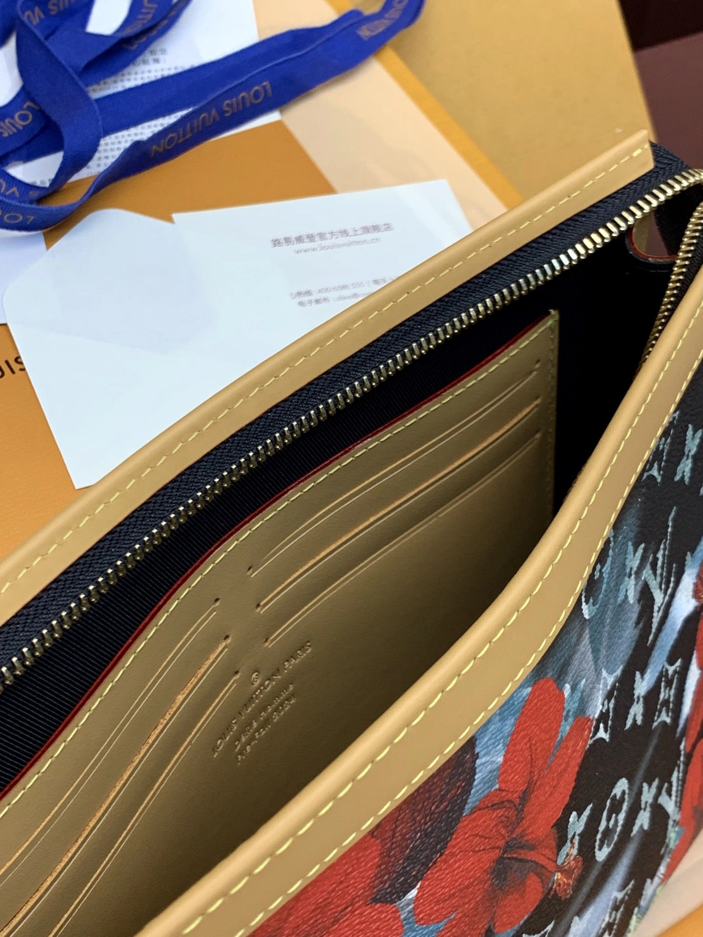 Louis Vuitton Clutch Bags Bold 56330