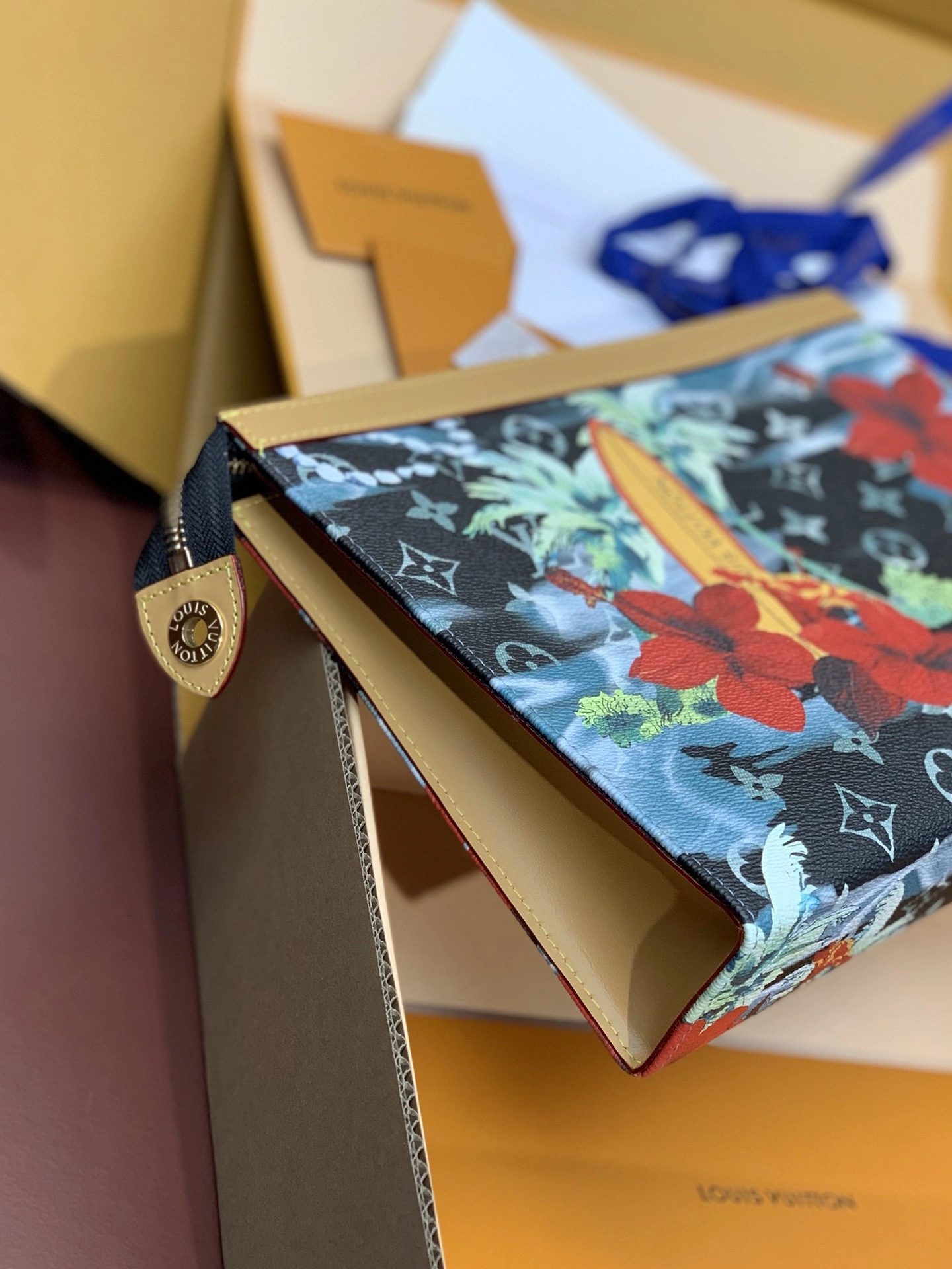 Louis Vuitton Clutch Bags Bold 56330