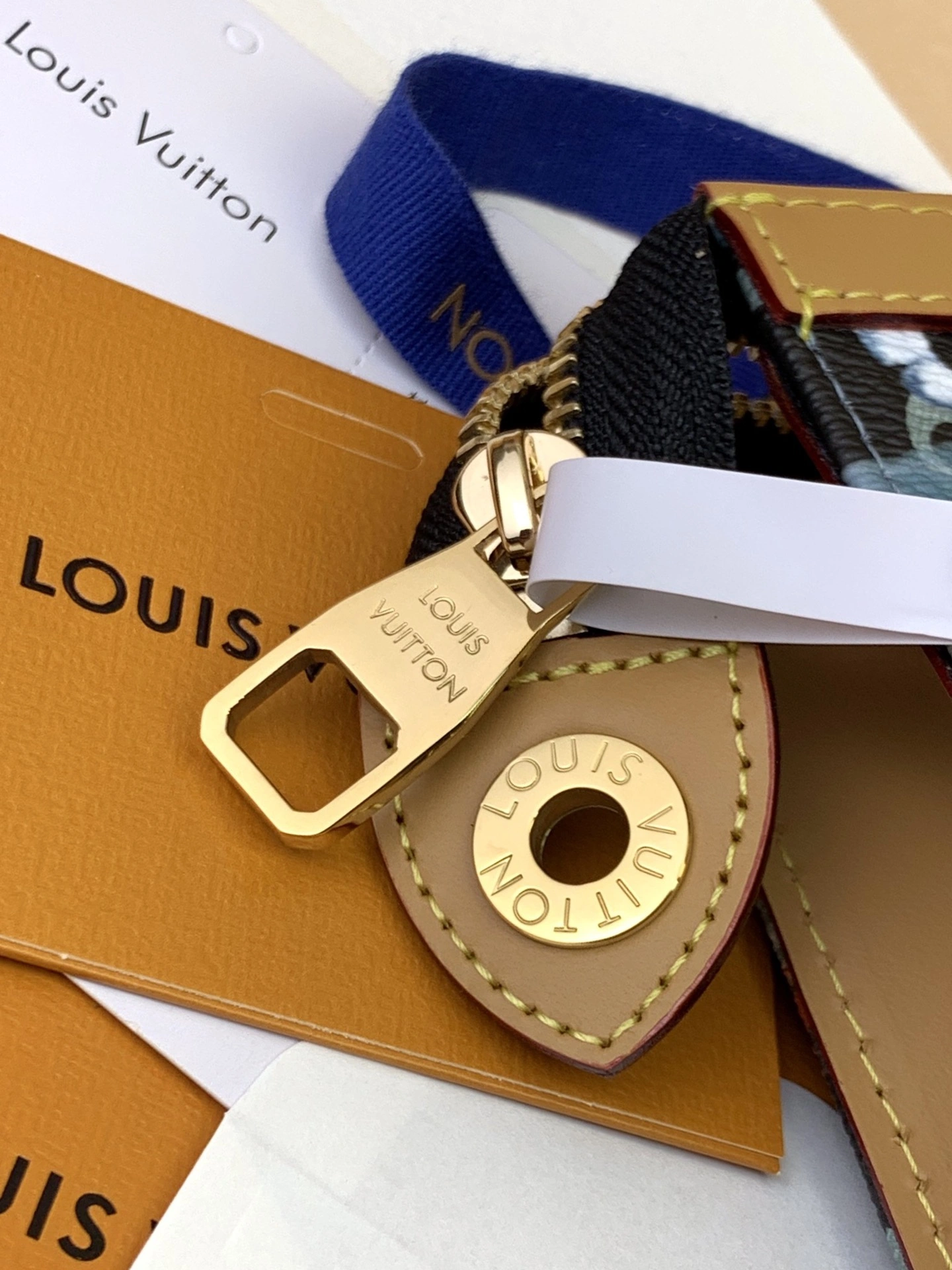 Louis Vuitton Clutch Bags Bold 56330