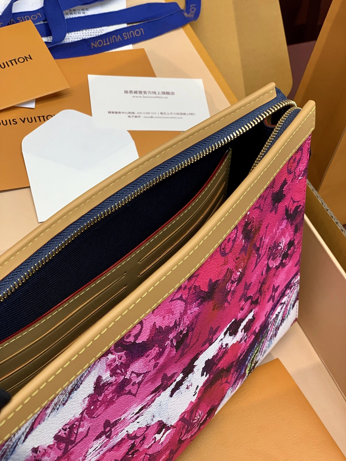 Contemporary Louis Vuitton Clutch Bags 56329