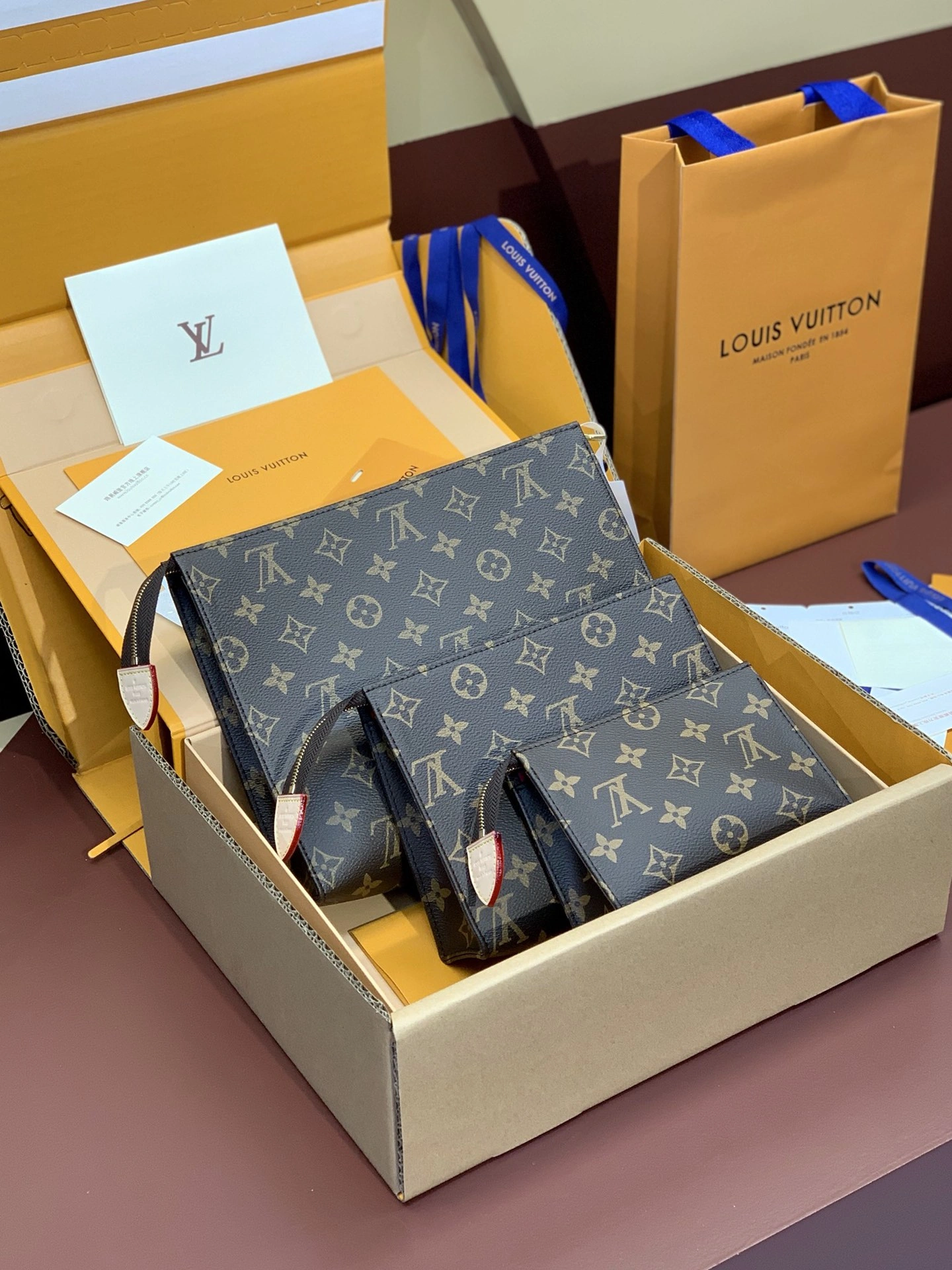 Louis Vuitton Clutch Bags Effortless 56396