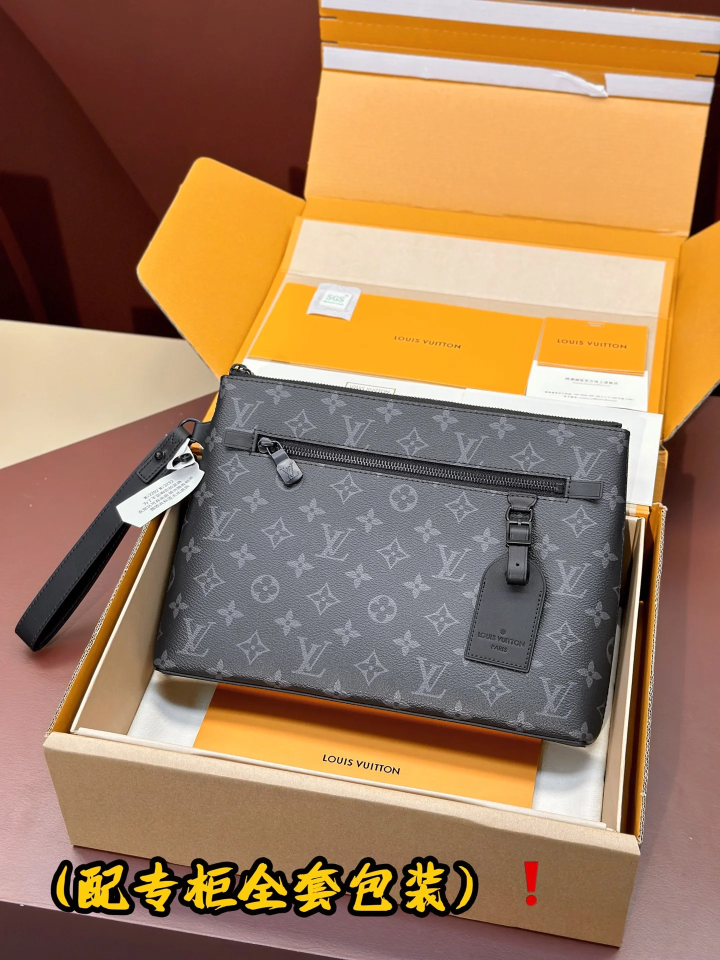 ZipUp Louis Vuitton Clutch Bags 56309