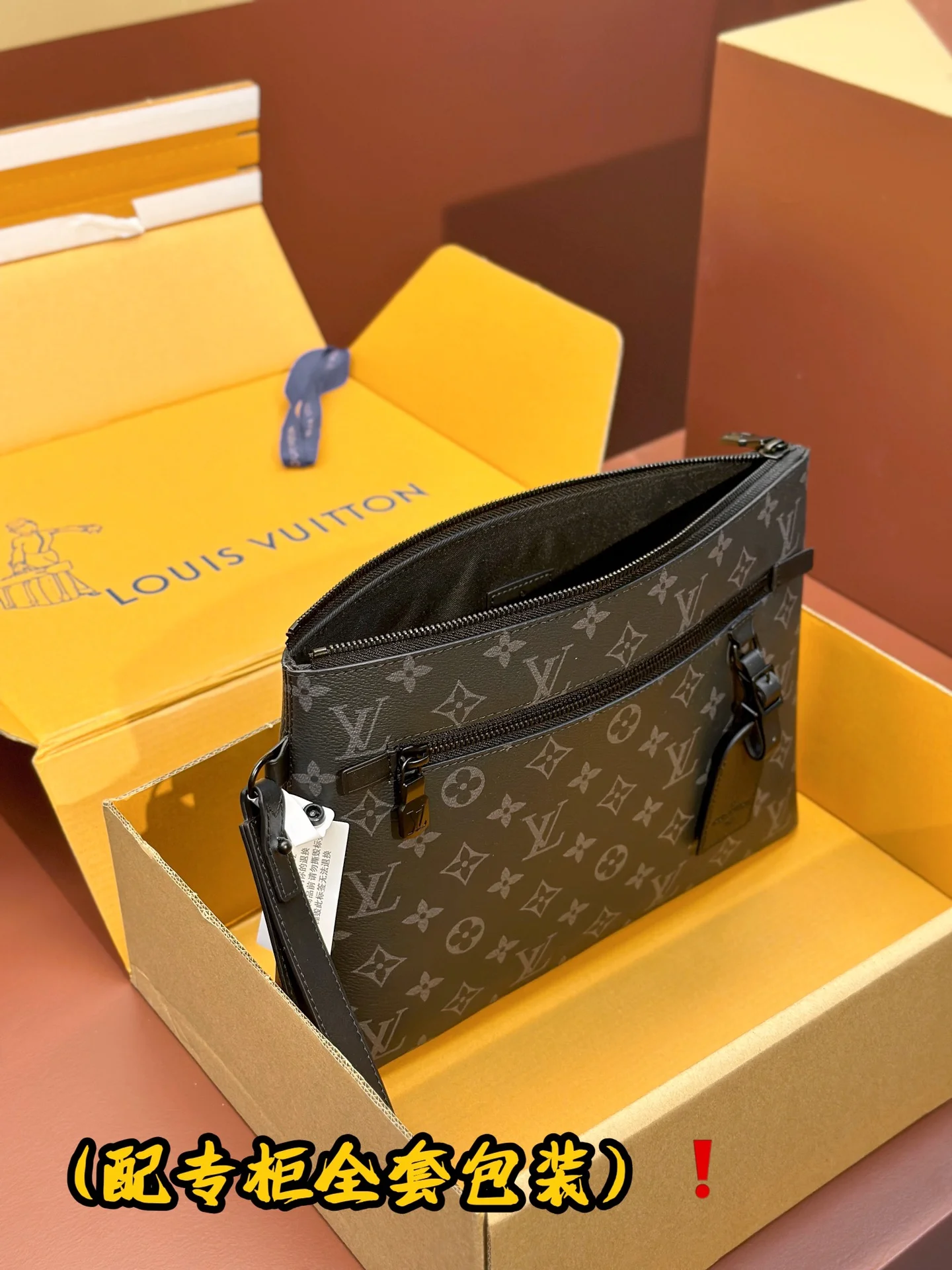 ZipUp Louis Vuitton Clutch Bags 56309