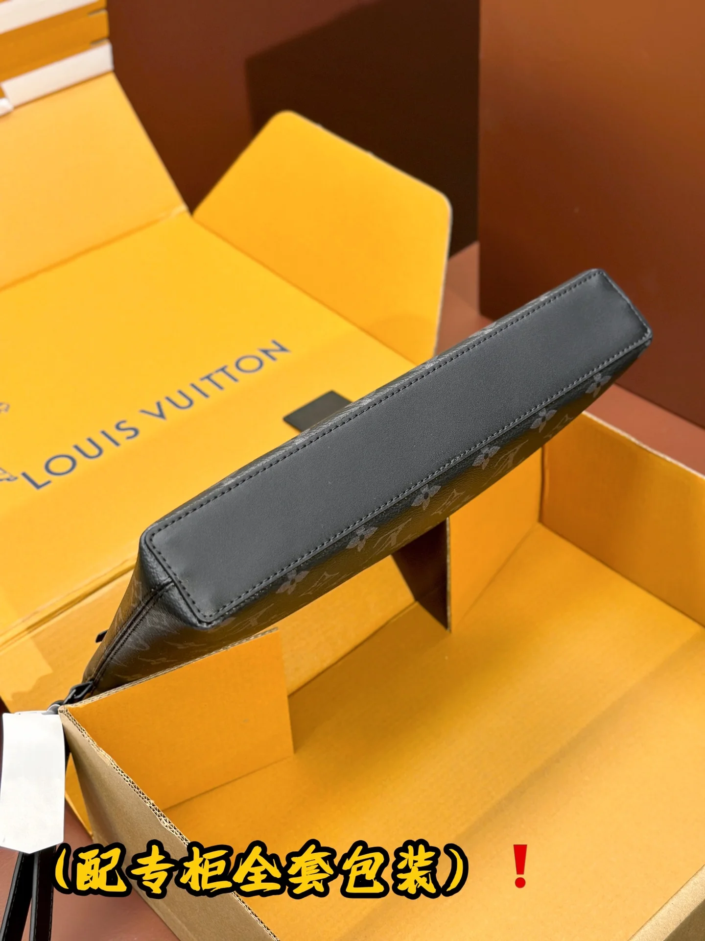 ZipUp Louis Vuitton Clutch Bags 56309