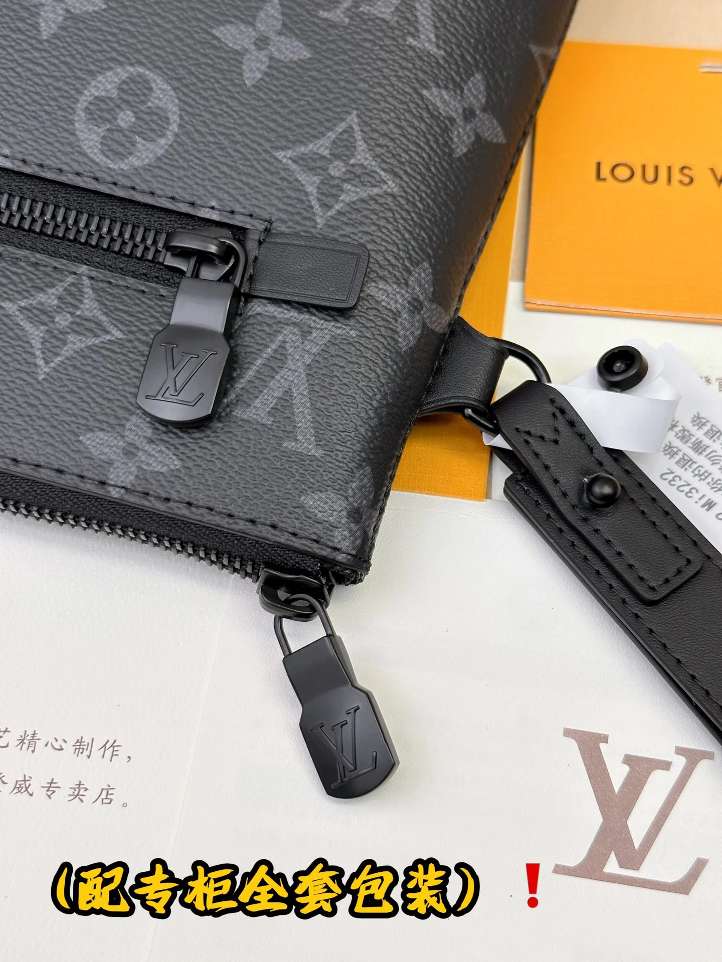 ZipUp Louis Vuitton Clutch Bags 56309