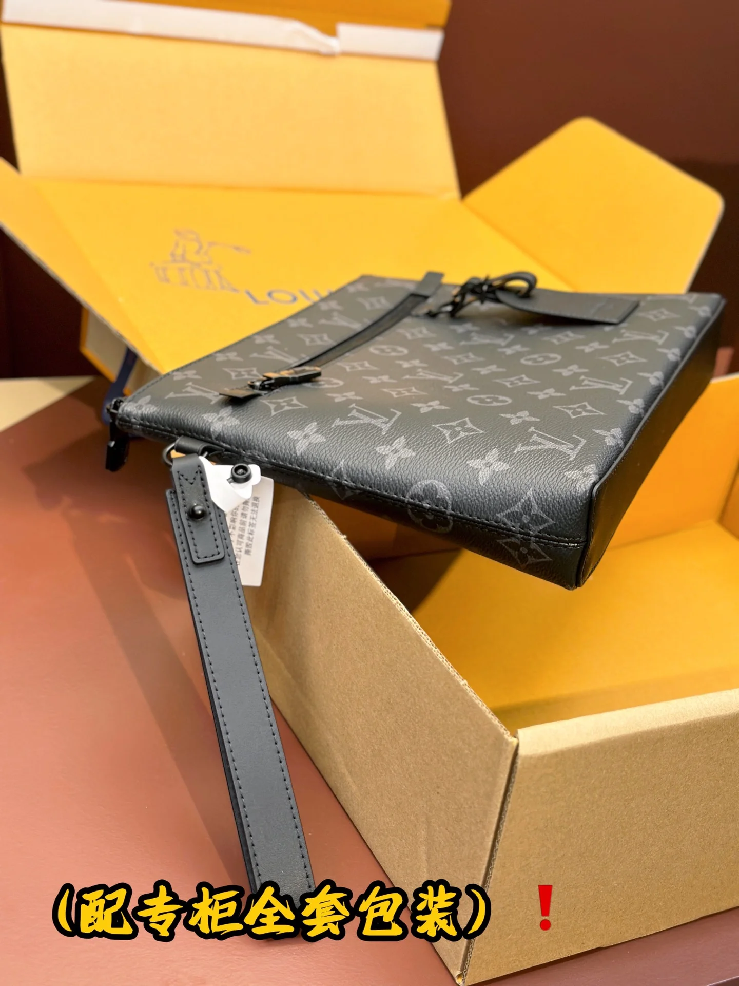 ZipUp Louis Vuitton Clutch Bags 56309