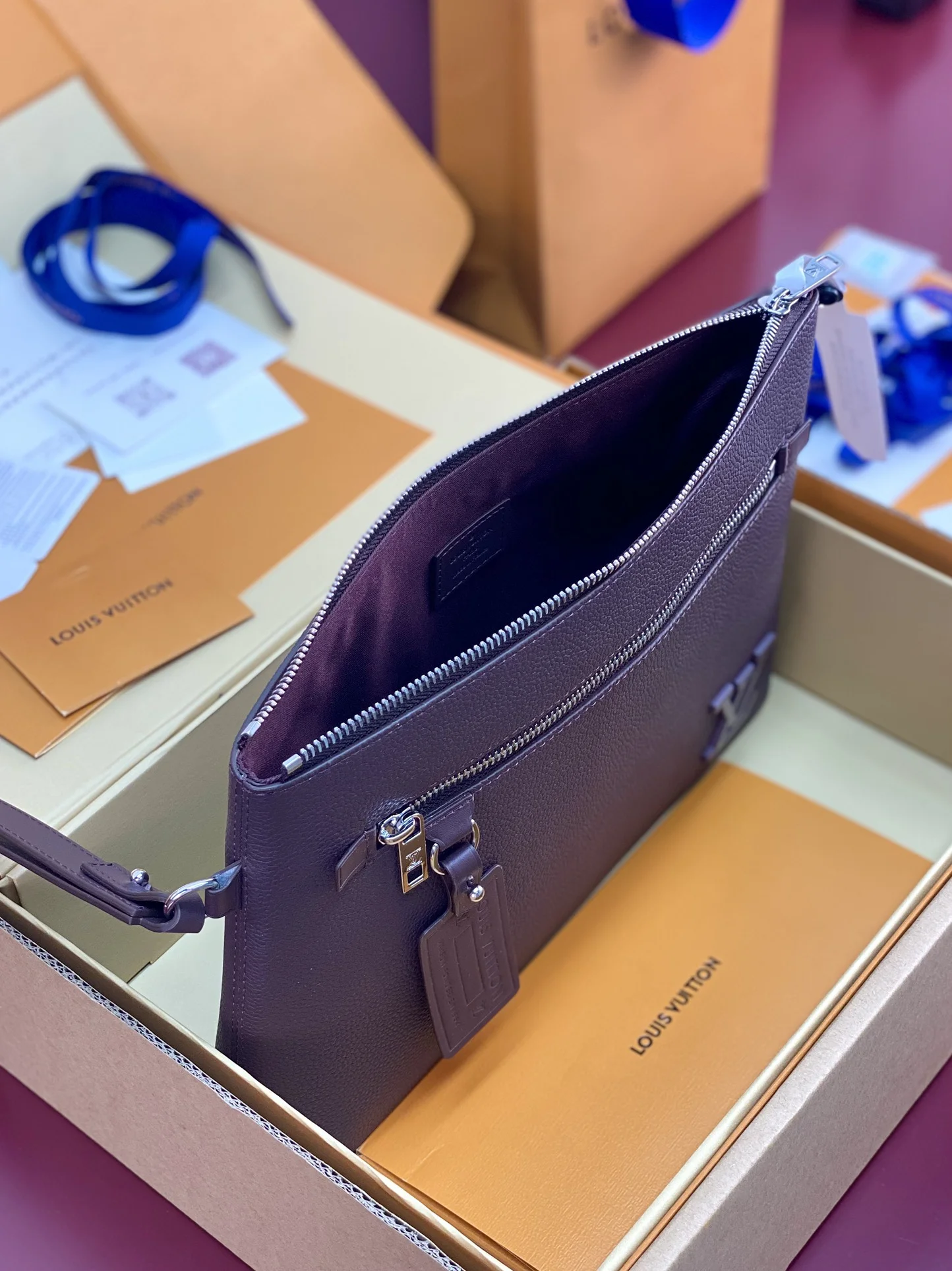 Unisex Louis Vuitton Clutch Bags 56306