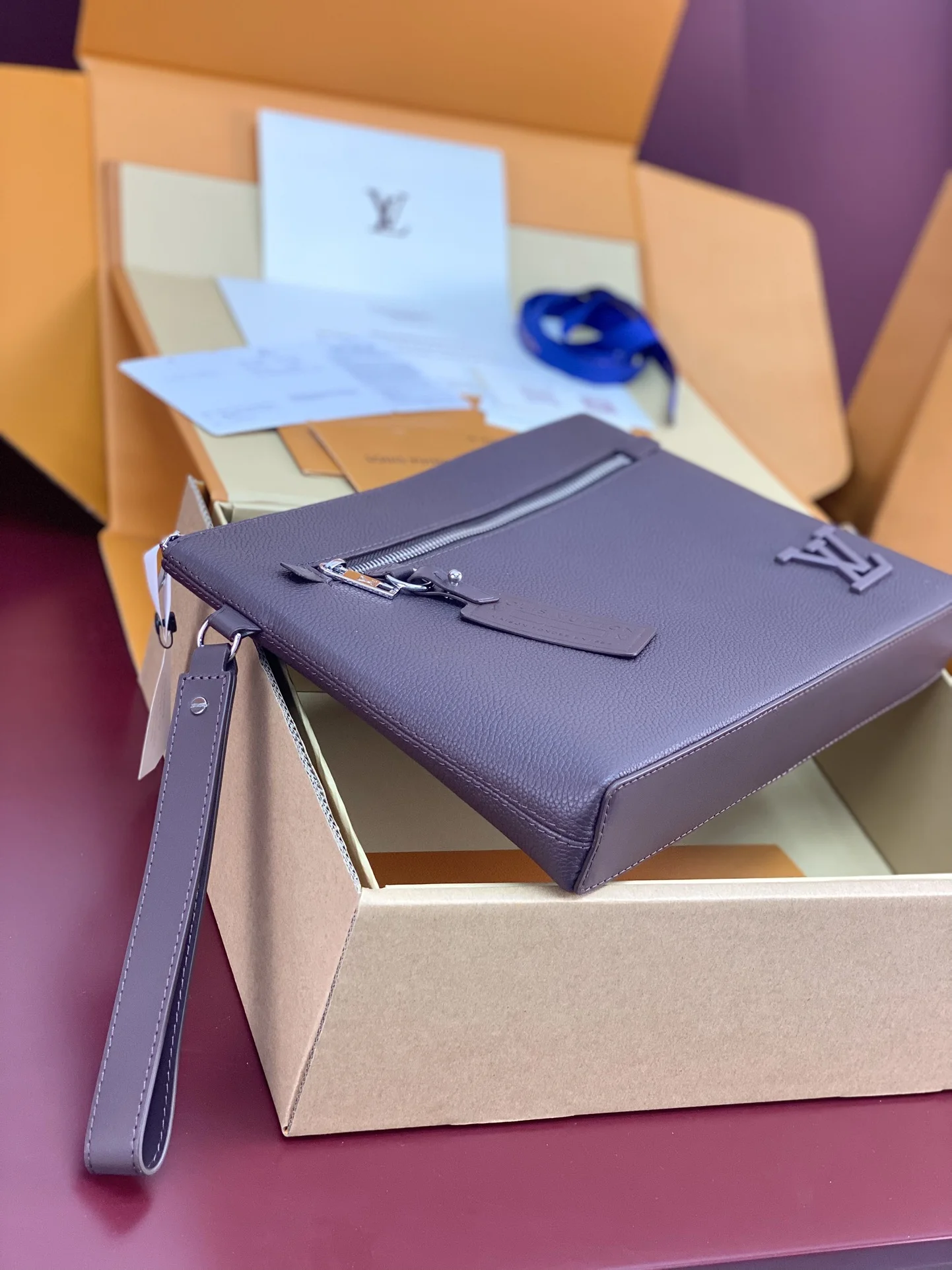 Unisex Louis Vuitton Clutch Bags 56306