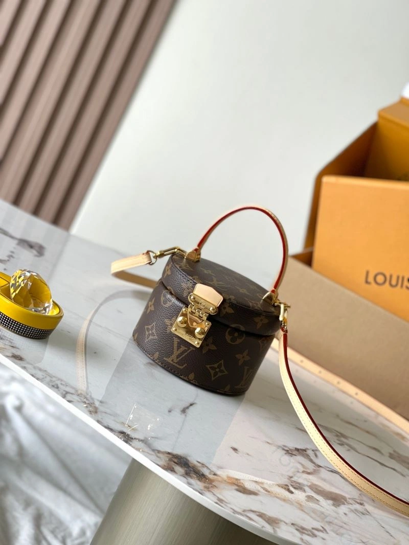 Louis Vuitton Cosmetic Bags Cozy 93653