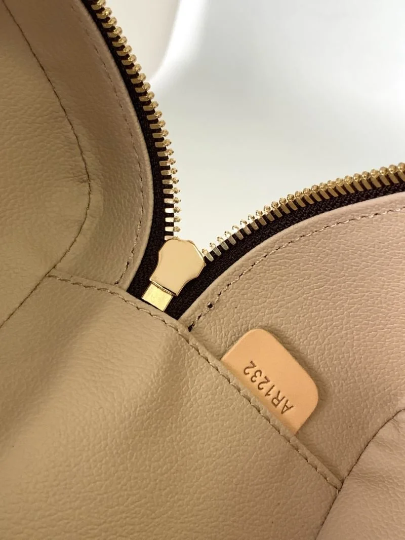 Chic Louis Vuitton Cosmetic Bags 42904
