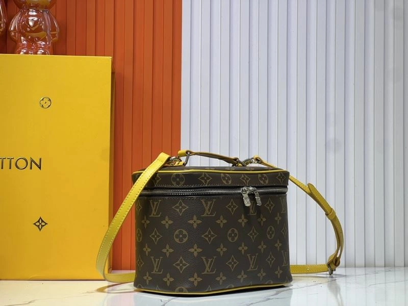Chic Louis Vuitton Cosmetic Bags 80270