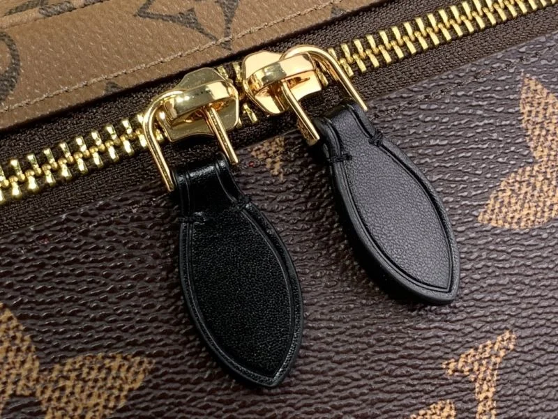 Louis Vuitton Cosmetic Bags Stretchable 41231