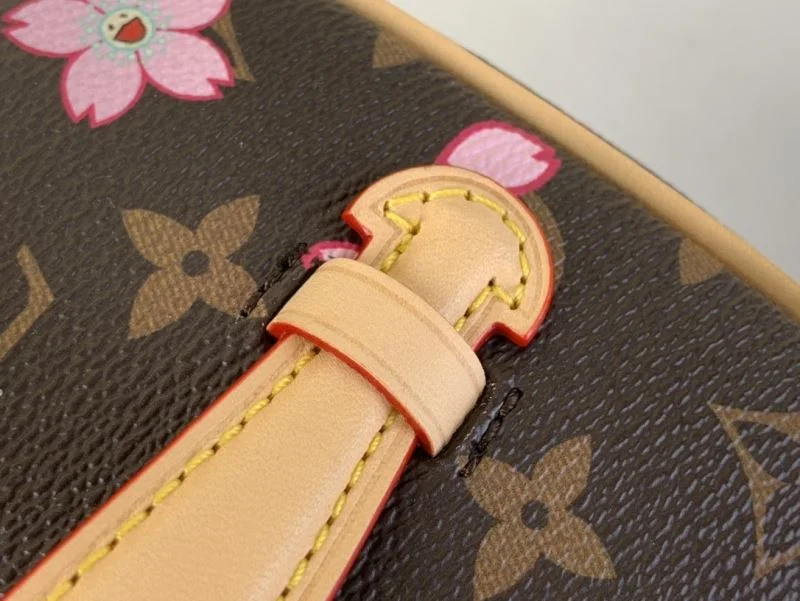 Lightweight Louis Vuitton Cosmetic Bags 40563