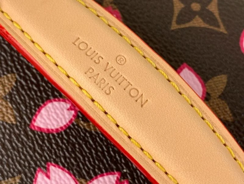 Lightweight Louis Vuitton Cosmetic Bags 40563