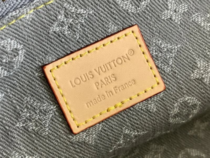 WaterResistant Louis Vuitton Cosmetic Bags 40560
