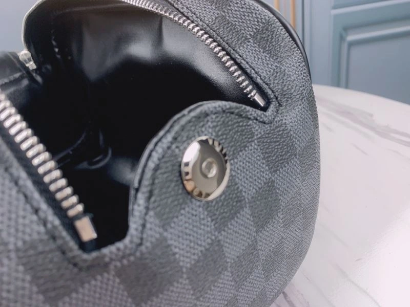 Louis Vuitton Cosmetic Bags Trendsetting 79865