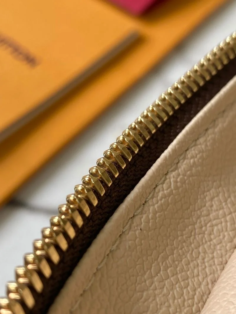 Louis Vuitton Cosmetic Bags Flexible 39758