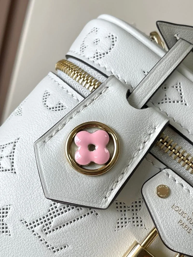 Minimalist Louis Vuitton Cosmetic Bags 39767