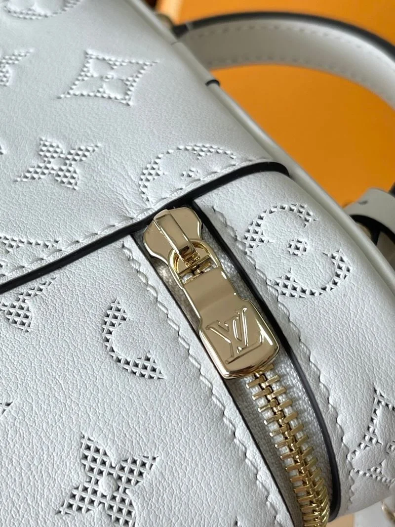 Minimalist Louis Vuitton Cosmetic Bags 39767