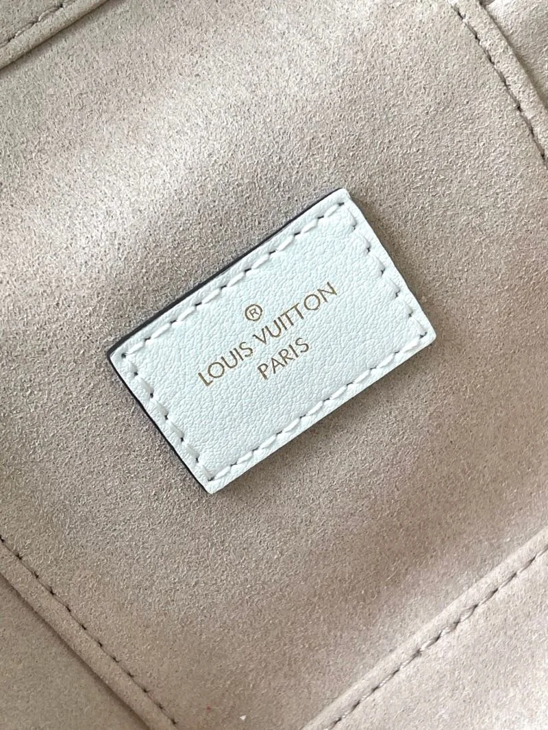 Minimalist Louis Vuitton Cosmetic Bags 39767